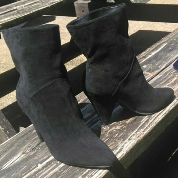 a new day Shoes - Black Suede Ankle Bootie w/ Block Heel 9.5 EUC